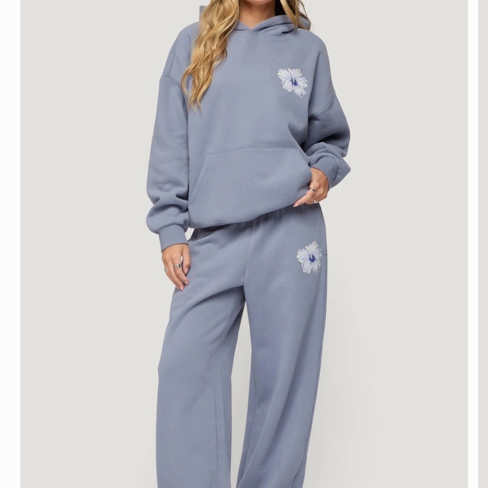 Edikted light blue/gray  Wide Leg Pants with Floral Design and hoodie